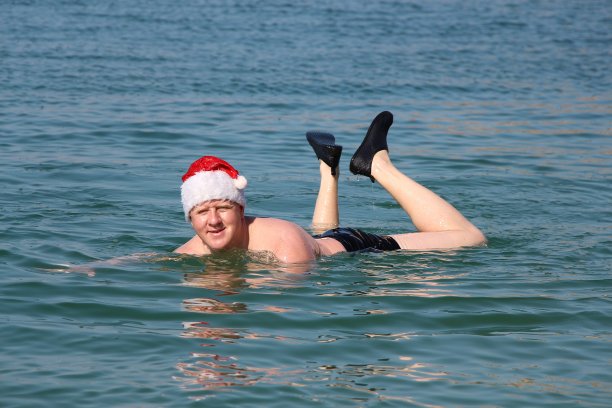 一名男子在圣诞节期间于死海游泳图片下载