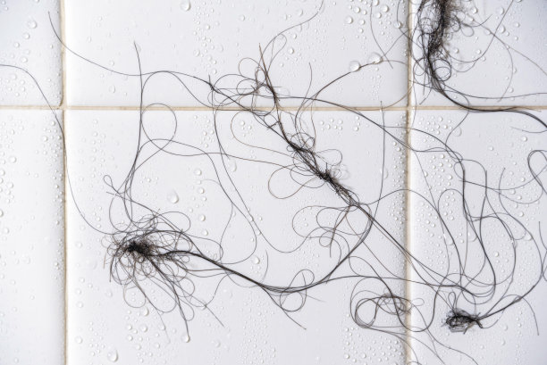 洗澡时掉头发图片下载