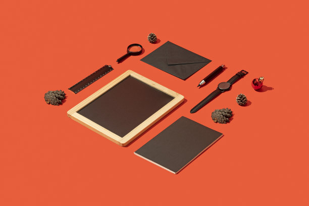 黑板模型，模板与固定平铺在圣诞概念红色背景。图片下载