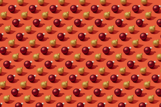 红色和金色的圣诞球重复平铺在红色的背景上图片下载