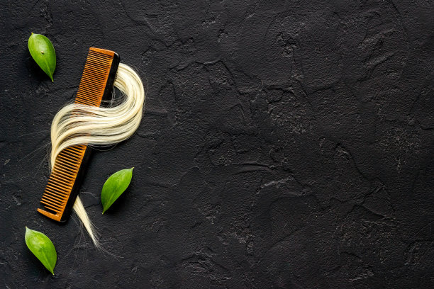 女性用护发用品和木梳子，俯视图，平躺图片下载