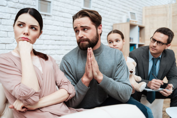 在家庭心理医生办公室，大胡子男子向失意的女人请求原谅。图片下载