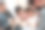 一对年轻夫妇带着女儿来到儿童心理学家的接待处。对儿童的心理帮助。图片下载