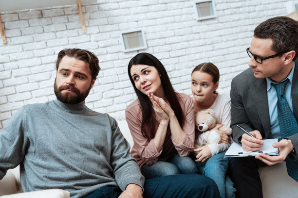 年轻的母亲和孩子乞求一些成年男性在办公室的心理学家。图片下载