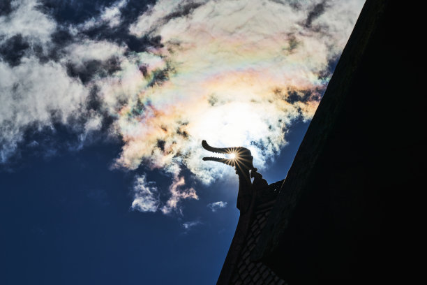 木制维京龙头吃太阳图片下载