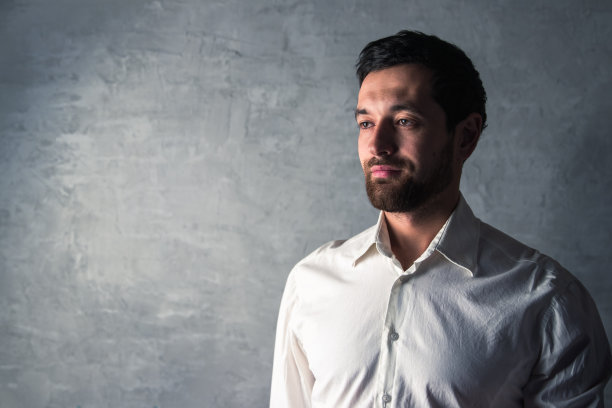 男人孤立在灰色的背景下图片下载