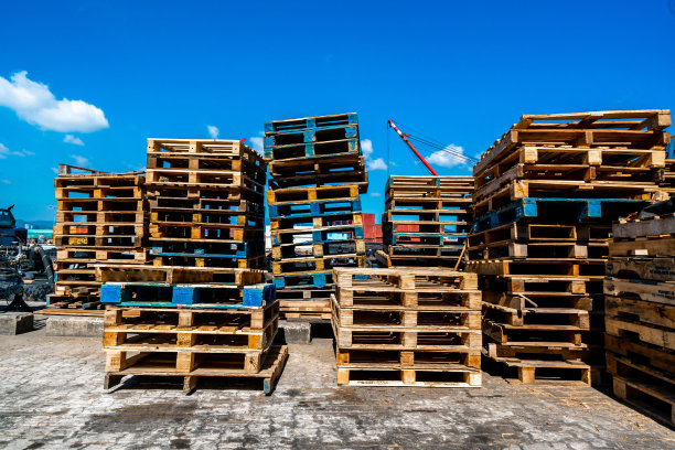 一堆堆彩色的木托盘图片下载