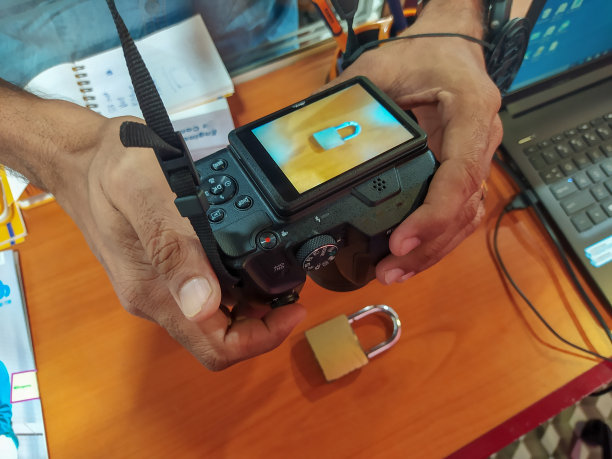 手握相机试图捕捉一个物体的特写视图图片下载