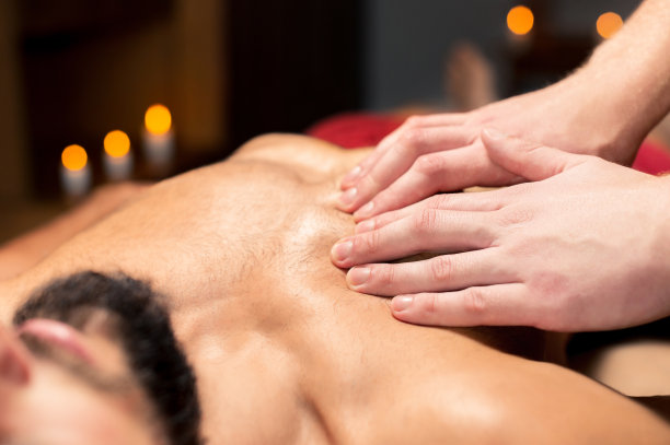 特写医疗运动按摩胸部和胸肌。图片下载