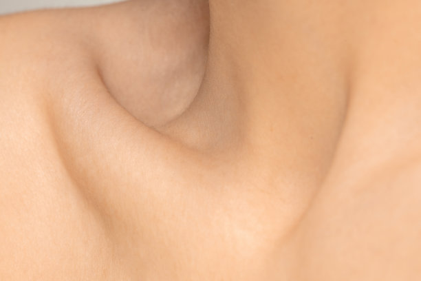 近距离的美丽的犹太女人的肖像孤立在工作室的背景。美容、时尚、护肤、化妆品概念。细节。图片下载