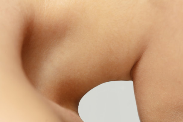 近距离的美丽的犹太女人的肖像孤立在工作室的背景。美容、时尚、护肤、化妆品概念。细节。图片下载