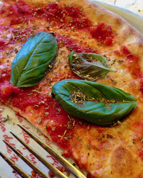 砖炉意大利披萨配新鲜罗勒图片下载