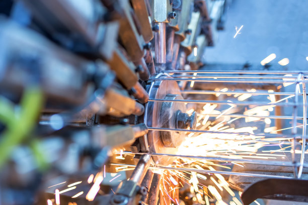 电阻焊接(ERW)。这是一种焊接过程，通过电流加热接触的金属部件，使连接处的金属熔化，从而永久连接在一起。图片下载