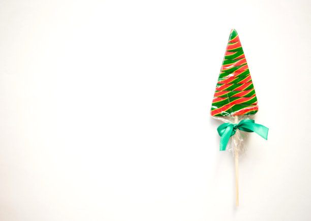 明亮甜美的圣诞棒棒糖在白色的背景图片下载