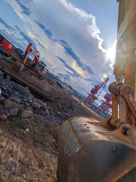 太阳从挖土机上探出头来图片下载