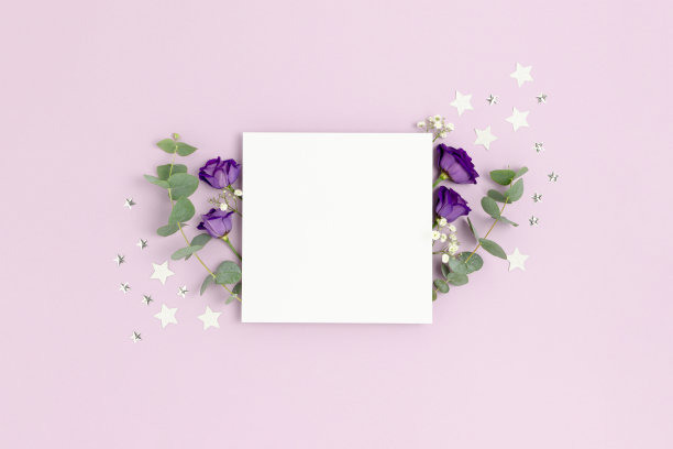 方形纸卡模型。紫色背景上点缀着银色五彩纸屑的花卉图案。图片下载