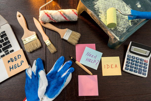 笔记本电脑和调色板刷和手套，为您的设计家庭在办公室图片下载