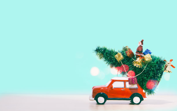 圣诞树在玩具车上。圣诞节庆祝概念图片下载