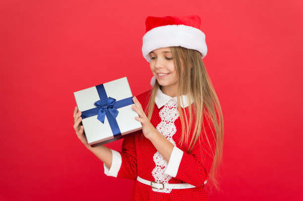 圣诞礼物及时送达。是时候送圣诞礼物了。是时候庆祝新年了。最好的圣诞礼品店。冬天假日购物。快乐孩子的礼物盒。小女孩圣诞精灵图片下载