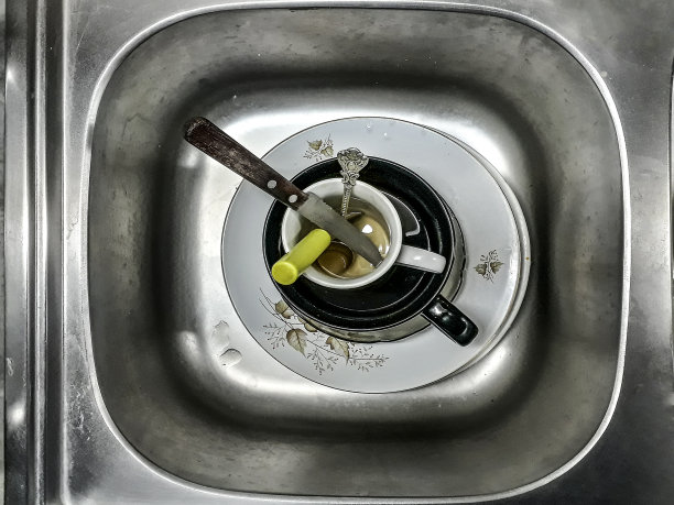 在水槽顶部视图脏盘子图片下载
