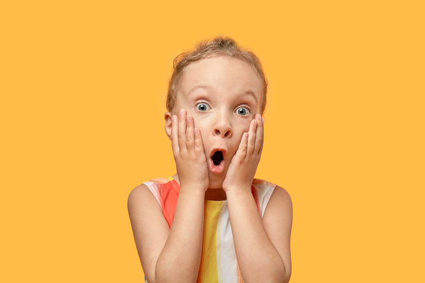 一个受惊的女孩张着嘴看着摄像机。图片下载