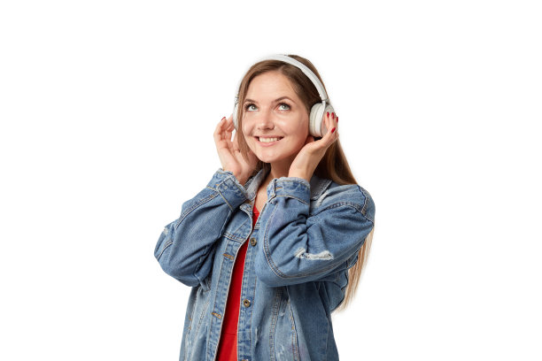 年轻的金发女郎享受着音乐。白色背景。图片下载