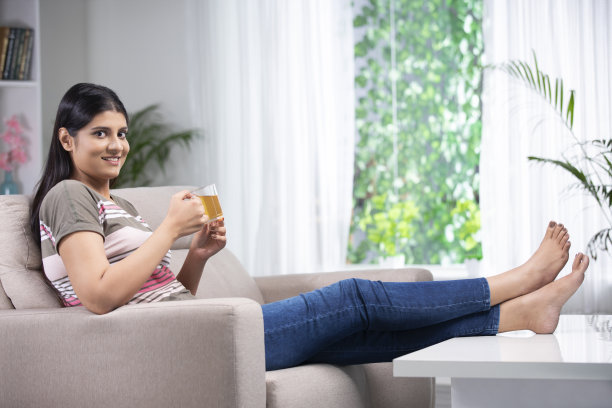 年轻女子在家-库存照片图片下载