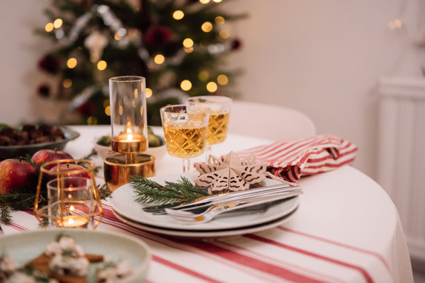 用圣诞树啤酒和食物为圣诞节准备餐桌图片下载