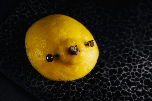 用柠檬做耳钉。图片下载