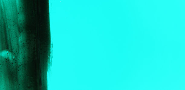 摘要黑色涂炭牙膏在蓝色背景，文字右边的空间图片下载