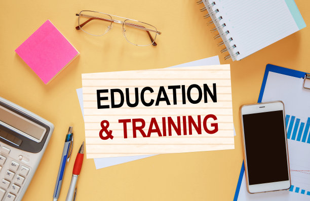 图片上方的工作空间卡与文字教育和培训图片下载