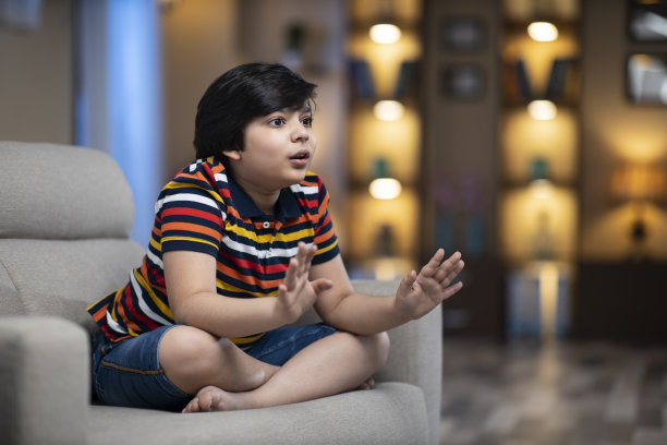 Teeange Boy在家库存照片图片下载