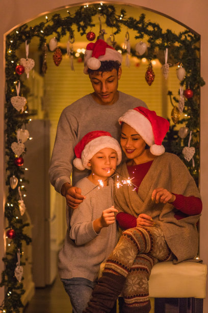 美丽的混血家庭在圣诞节图片下载