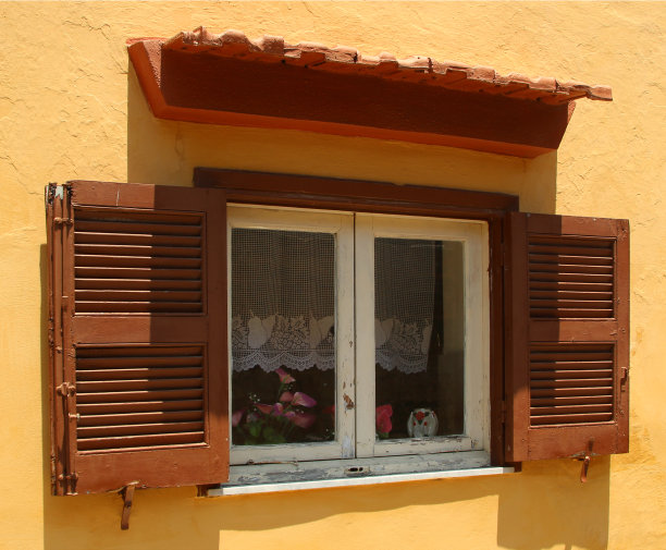 罗德斯老城一所房子的带有木制百叶窗的窗户图片下载