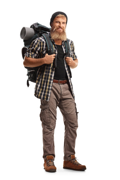 一名留着胡须的年轻游客背着背包对着镜头微笑的全长肖像图片下载