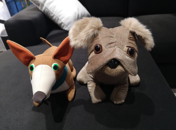 沙发上的毛绒玩具图片下载