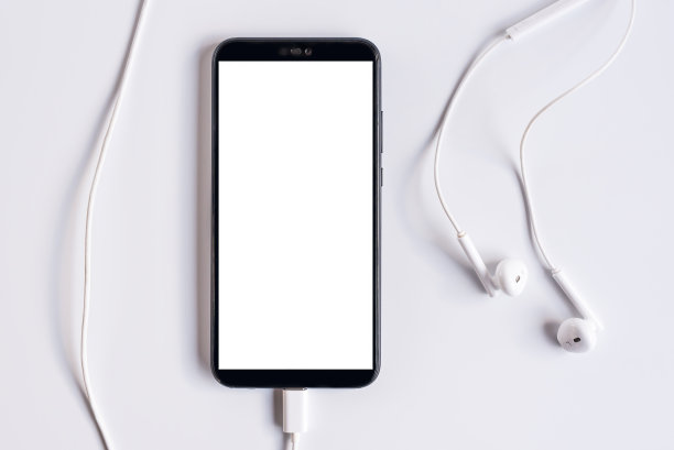 带有白色背景耳机的智能手机图片下载