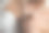 戴着钻石戒指的新娘摸了摸脖子上的珍珠项链图片下载