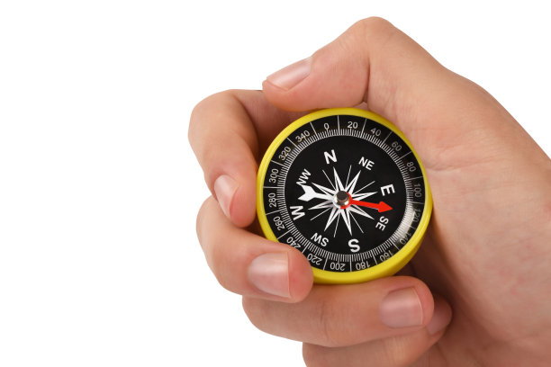 男人的手握指南针(剪切路径)在白色的背景图片下载