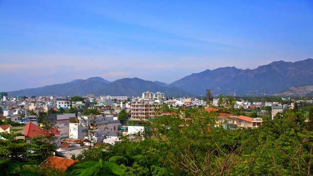 芽庄城市全景，建筑和山脉。越南图片下载