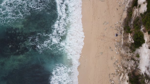 来自山丘的梦幻海滩图片下载