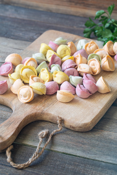 传统色彩丰富的意大利饺子、意大利饺子、盛满肉的木板饺子，随时可以煮，俄罗斯厨房。图片下载