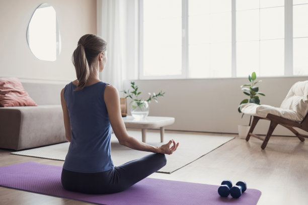 在家里做健身运动，练瑜伽，冥想的女人图片下载