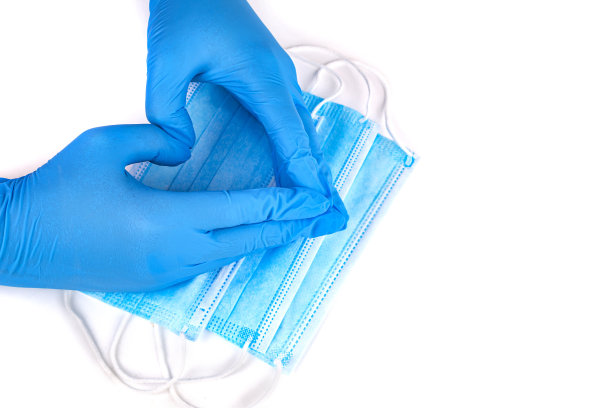 蓝色背景上的医用白色防护口罩。病毒防护文本空间图片下载