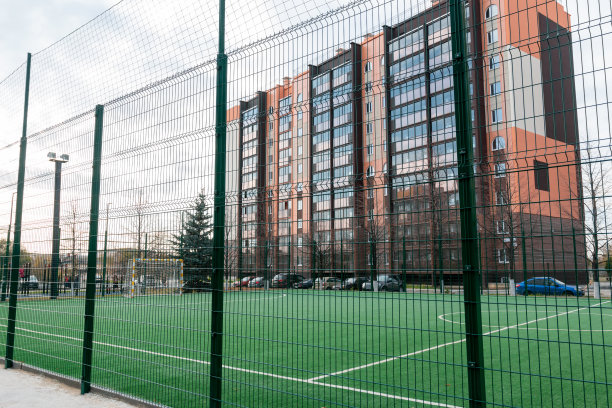 运动操场位于多层住宅庭院内图片下载