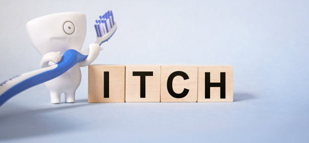 在浅蓝色背景的木方上刻有“痒”字，还有与口腔医学相关的铭文。健康医学理念。图片下载