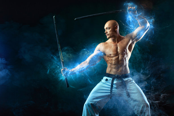 空手道战士在黑色背景与烟雾。赤膊武士与日本刀。健美男子，运动员，健美运动员，体格和运动员。男人的运动动机。图片下载