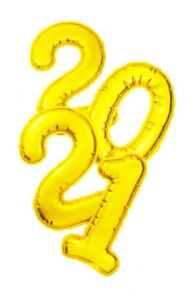 2021年新年数字。金色金属箔气球孤立在白色。圣诞派对节日装饰图片下载