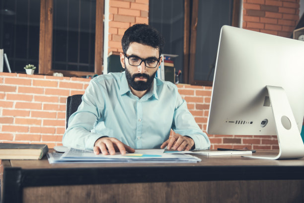 在办公室工作的人图片下载