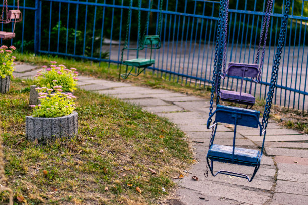 游乐场里空荡荡的操场图片下载